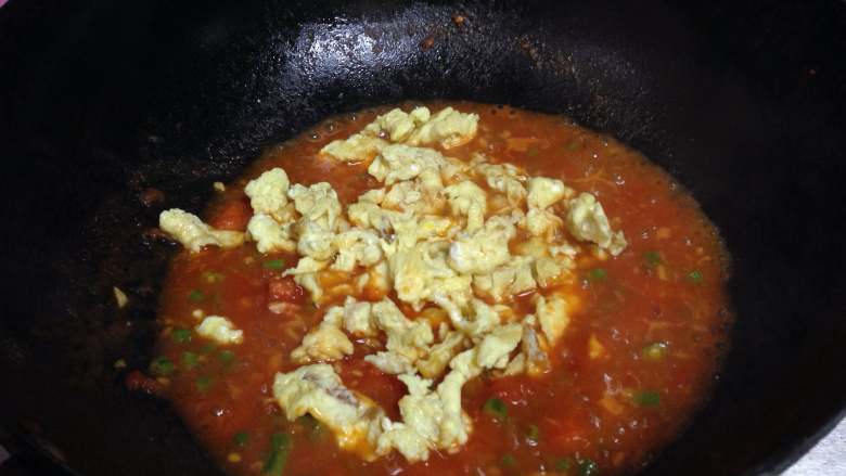 蟹黄味番茄炒蛋盖浇饭,最后下入蛋碎炒匀即可
