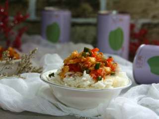 蟹黄味番茄炒蛋盖浇饭,盛出米饭，把炒好的菜浇在米饭上即可食用