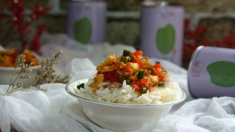 蟹黄味番茄炒蛋盖浇饭,盛出米饭，把炒好的菜浇在米饭上即可食用