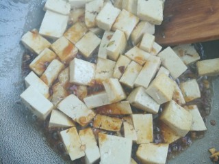 红烧韭菜炒豆腐,再加适量的味极鲜翻炒一下