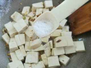 红烧韭菜炒豆腐,加适量的盐翻炒均匀