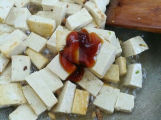 红烧韭菜炒豆腐,倒入适量的蚝油翻炒均匀