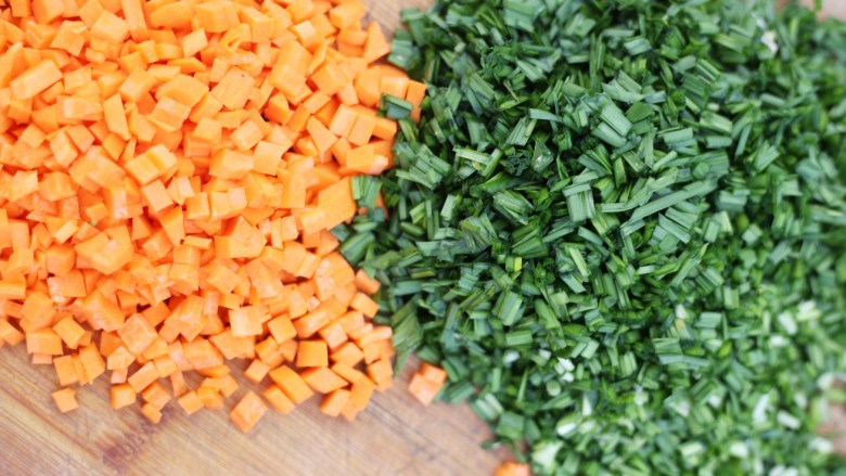 美食丨韭菜特色新做法，比饺子好吃100倍～,胡萝卜、韭菜洗净切碎。