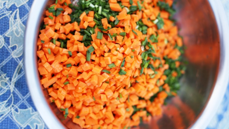 美食丨韭菜特色新做法，比饺子好吃100倍～,加入胡萝卜。