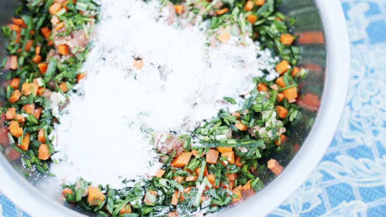 美食丨韭菜特色新做法，比饺子好吃100倍～,分多次加入适量面粉搅拌。