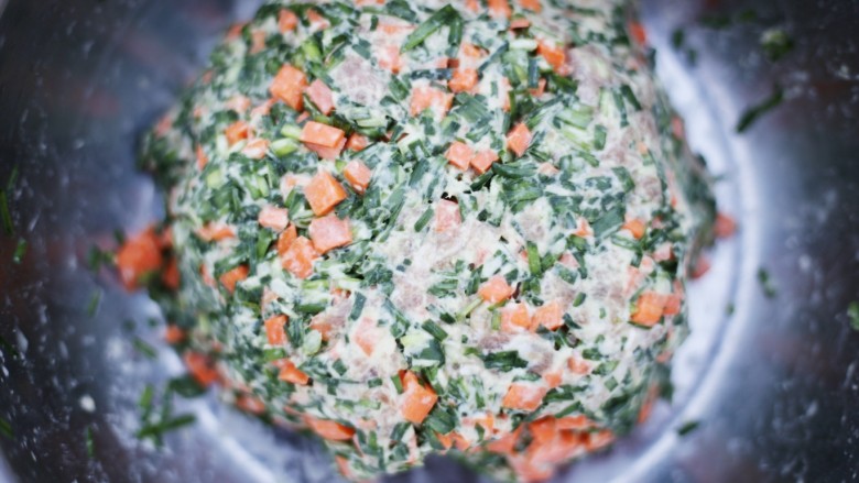 美食丨韭菜特色新做法，比饺子好吃100倍～,搅拌至微微粘稠。