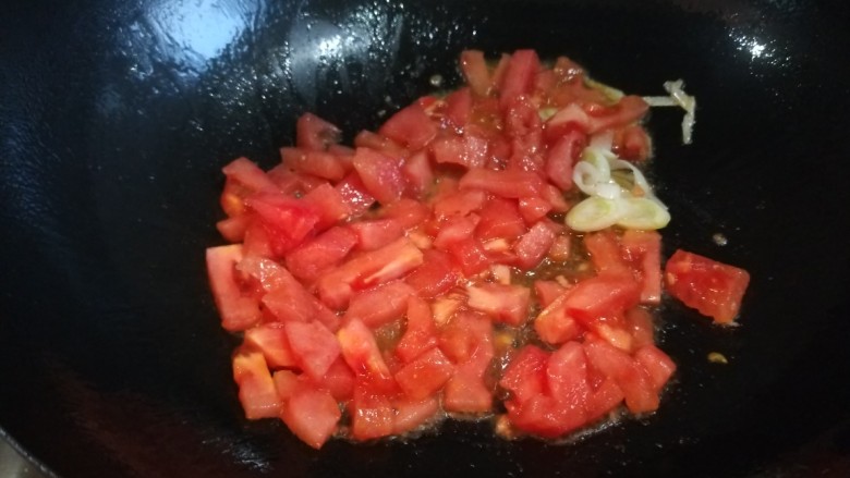 番茄鸡蛋疙瘩汤,倒入番茄炒均匀。