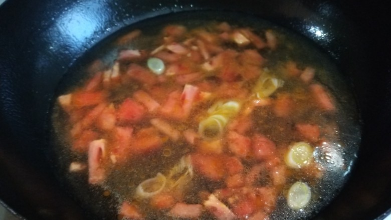 番茄鸡蛋疙瘩汤,倒入适量水烧开。