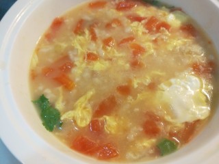 番茄鸡蛋疙瘩汤,香葱放入盆，加入适量盐，鸡粉，胡椒粉，在倒入疙瘩汤。