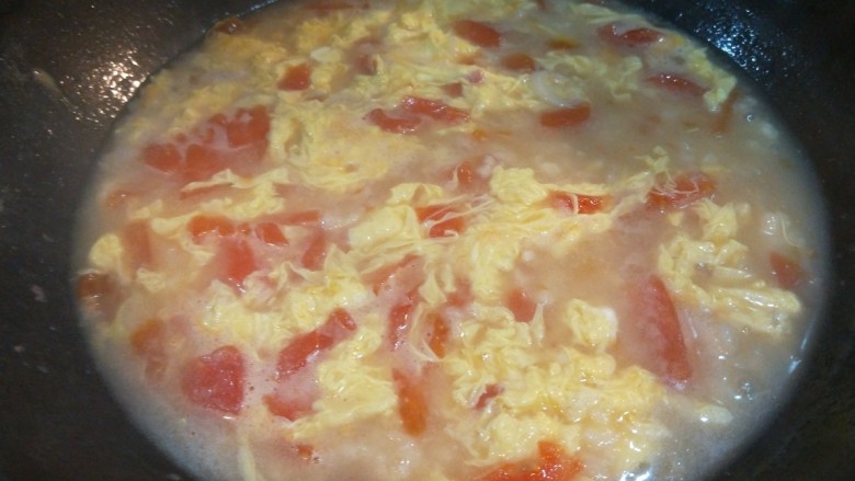 番茄鸡蛋疙瘩汤,开锅打入鸡蛋花。