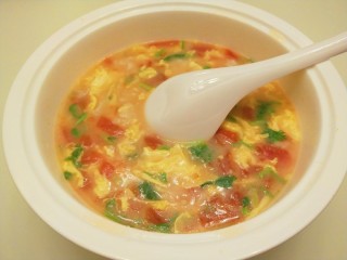 番茄鸡蛋疙瘩汤,一盆香喷喷的番茄鸡蛋疙瘩汤就可以上桌了。