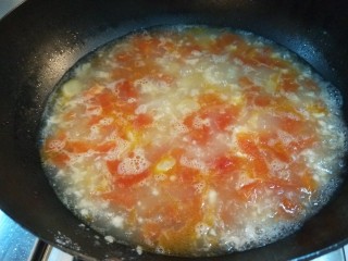 番茄鸡蛋疙瘩汤,倒入面絮搅拌均匀。