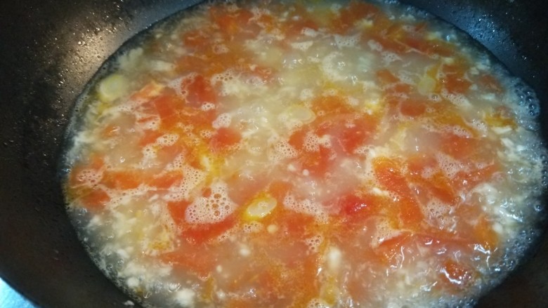 番茄鸡蛋疙瘩汤,倒入面絮搅拌均匀。