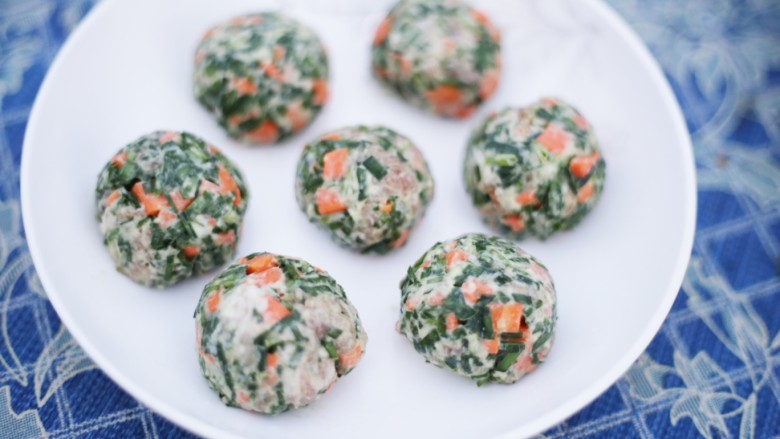 美食丨韭菜特色新做法，比饺子好吃100倍～,将做好的圆球直接放入盘中。