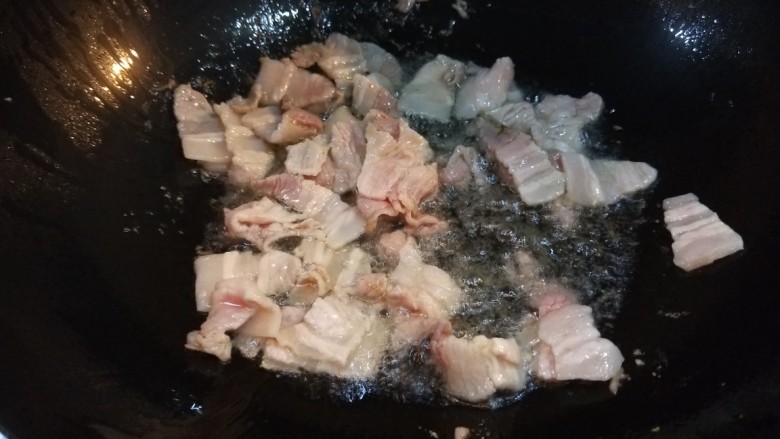 五花肉炒茭白,锅中放入适量油，倒入五花肉。