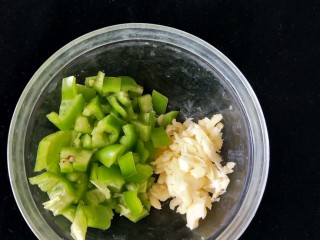 开胃菜~酸辣藕丁,尖椒洗干净切成小块，蒜头剁碎备用。