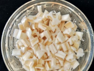 开胃菜~酸辣藕丁,莲藕去皮后切成1厘米左右的块，然后用水冲洗两遍。