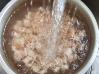 开胃菜~酸辣藕丁,然后用水冲洗至凉透，捞出沥水。