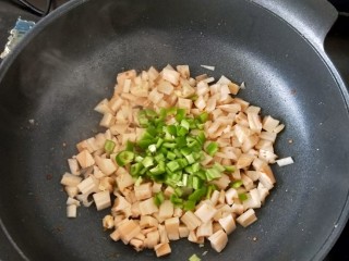 开胃菜~酸辣藕丁,接着倒入尖椒块，翻炒片刻。