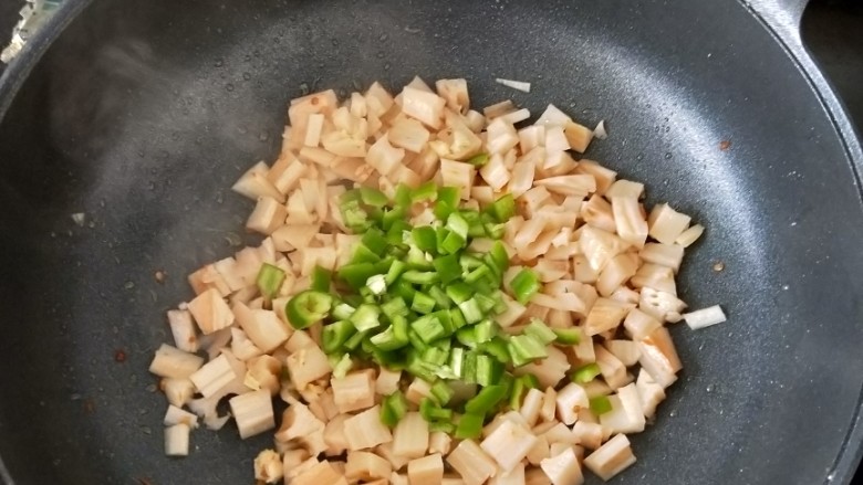 开胃菜~酸辣藕丁,接着倒入尖椒块，翻炒片刻。