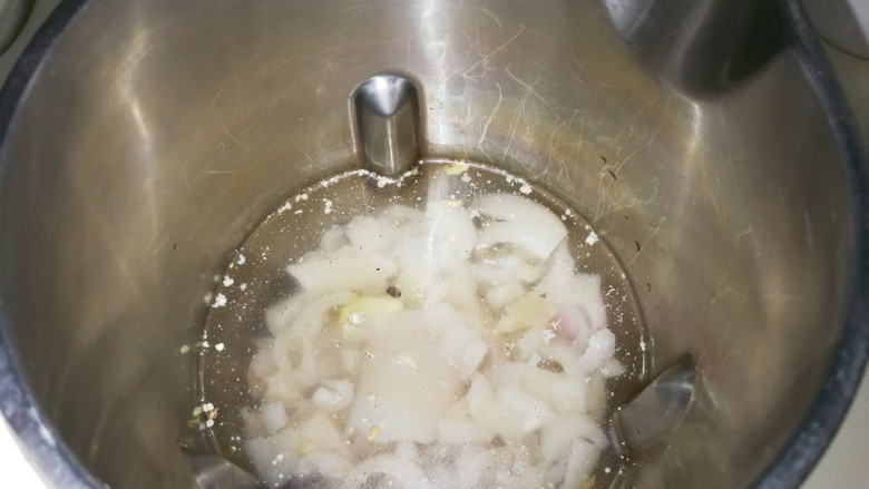白嫩皮冻,放入900毫升水，豆浆机选择米糊键，打制成糊