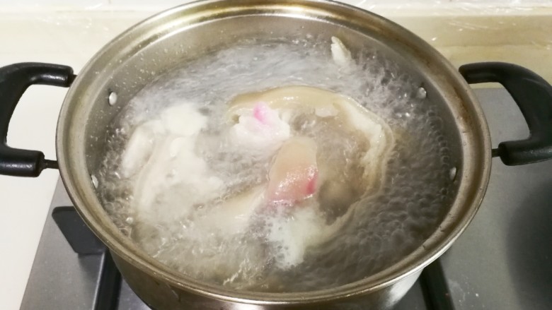 香菜皮冻,肉皮放入锅中烧开继续小火烧二十分钟