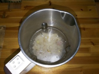 香菜皮冻,放入1000毫升清水，安装好豆浆机启动米糊键，打制成肉皮糊