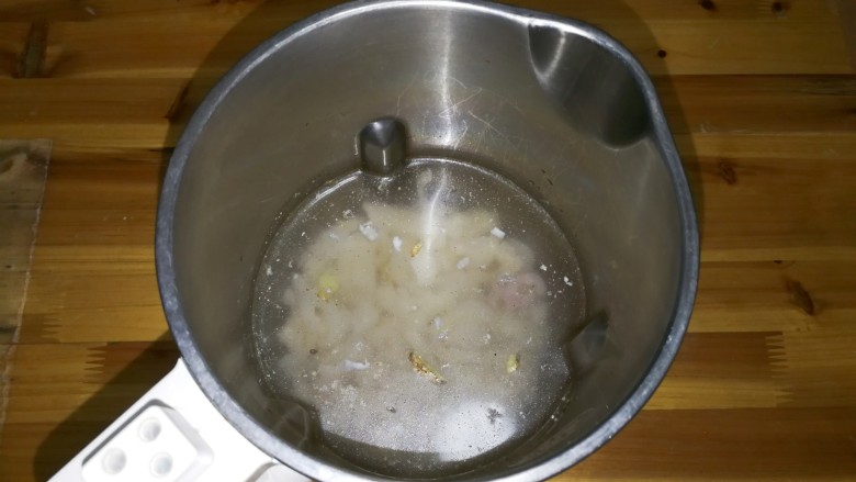 香菜皮冻,放入1000毫升清水，安装好豆浆机启动米糊键，打制成肉皮糊