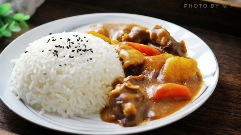 咖喱牛腩饭, 盛上一碗米饭，倒扣在盘上，盛上咖喱牛腩，吃的时候拌匀，特别好吃。