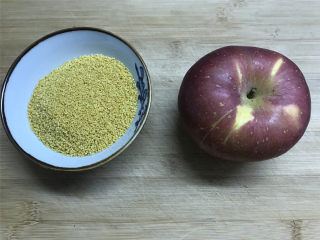  苹果小米粥,准备好材料，小米100克，苹果1个。
