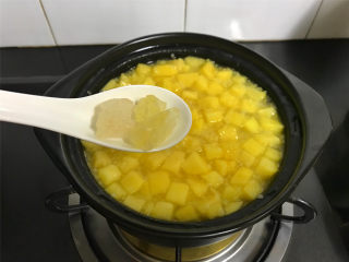  苹果小米粥,等再次煮开，小火煮2、3分钟后加入适量冰糖，即可熄火。