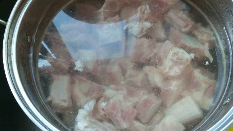 新文美食  皇后锅秘制排骨,用冷水泡30分钟捞出来。