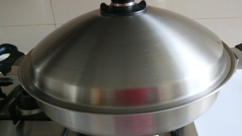 新文美食  皇后锅秘制排骨,不用加水只接盖上盖子。