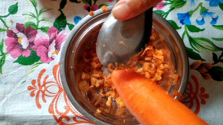 胡萝卜鸡蛋炒,胡萝卜洗净，用勺子刮去皮。