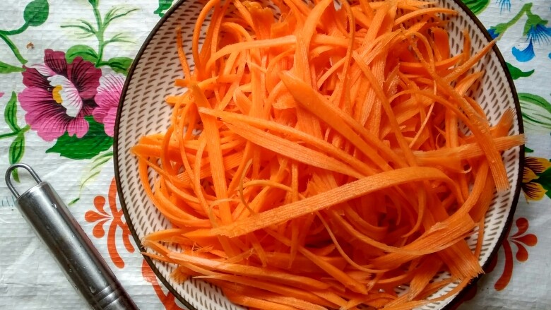 胡萝卜鸡蛋炒,用刨刀刨成萝卜丝，没有刨刀的用刀切片再切丝。