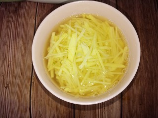 芹菜炒土豆丝,准备一个土豆洗干净切成丝，然后放水里泡着。
