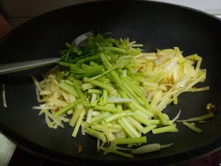 芹菜炒土豆丝,然后加入芹菜。