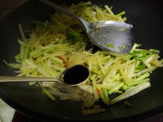 芹菜炒土豆丝,翻炒几下，再加一勺生抽。