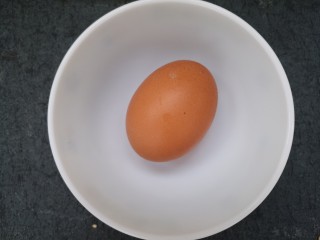 玉米鸡蛋香肠羹,先准备一个鸡蛋。
