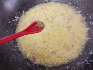 玉米鸡蛋香肠羹,再放半勺胡椒粉。