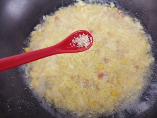 玉米鸡蛋香肠羹,再放半勺鸡精。