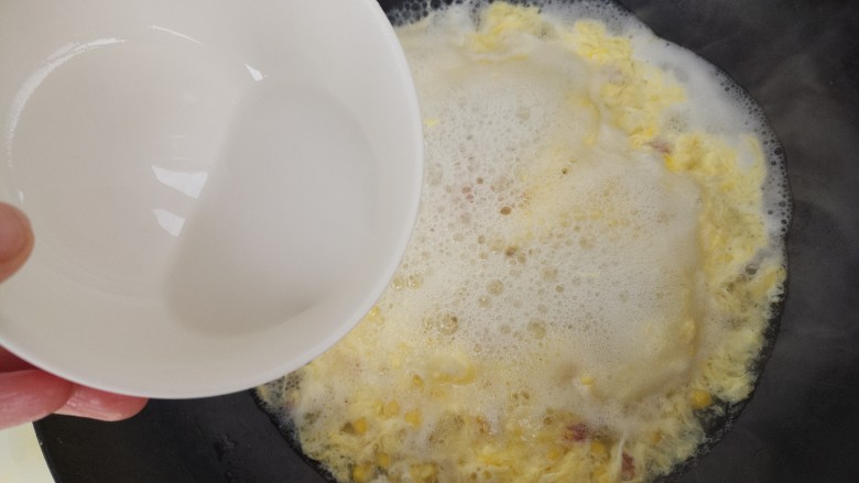 玉米鸡蛋香肠羹,然后再倒入水淀粉。