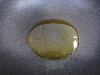 炒豆芽,然后锅里热油。