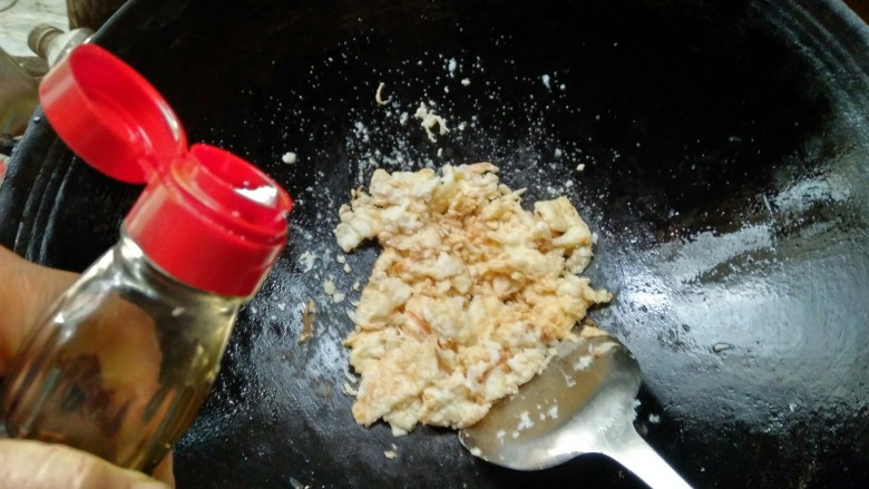 胡萝卜鸡蛋炒,热锅中放适量花生油，油热缓缓倒入蛋液，轻轻翻炒，定型后加入几滴酱油。