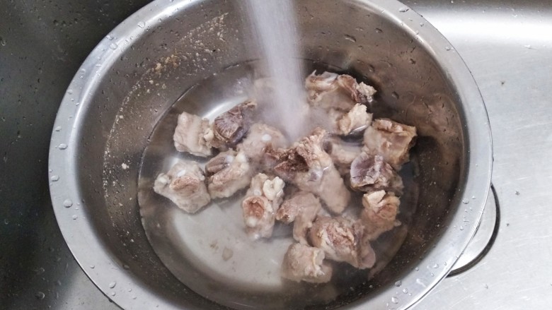 萝卜排骨汤,捞出用温水冲掉浮末，然后沥水备用。