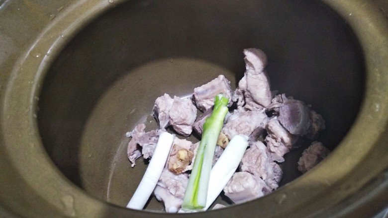 萝卜排骨汤,排骨生姜大葱放入砂锅里