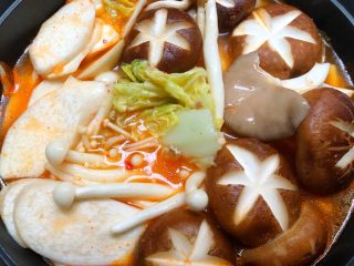 韩式泡菜锅,放入大白菜、香菇、杏鲍菇、金针菇、海鲜菇、平菇煮3分钟