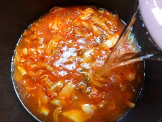 韩式泡菜锅,倒入半锅水烧开
