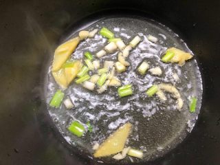 韩式泡菜锅,锅里放入适量油，放入姜片、蒜末、葱白炒香
