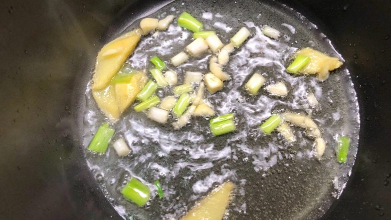 韩式泡菜锅,锅里放入适量油，放入姜片、蒜末、葱白炒香